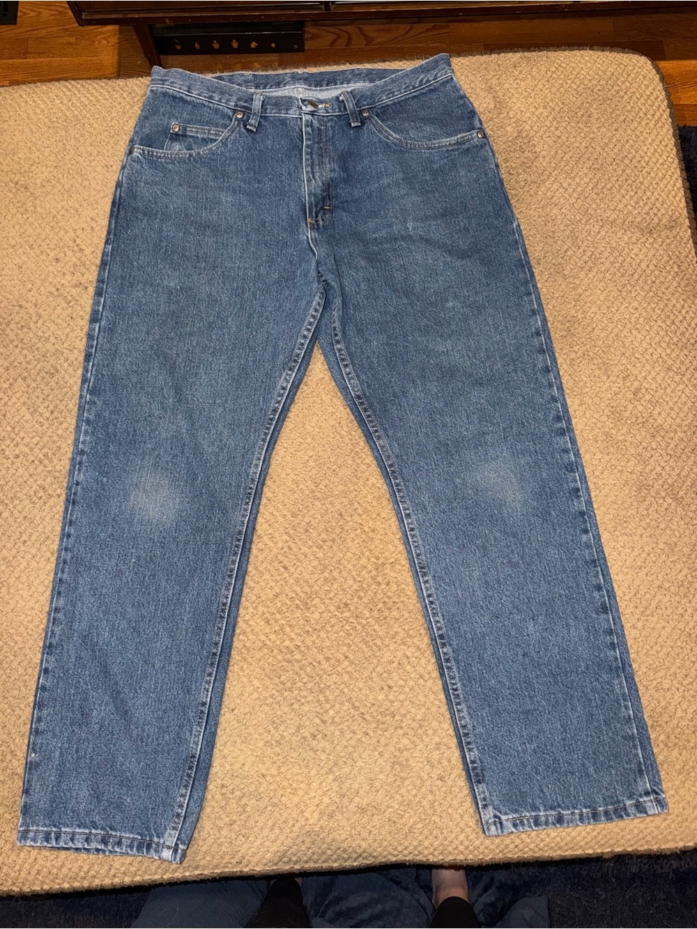 Wrangler Men’s Medium Wash Relaxed Fit 100% Cotton Denim Jeans - 34 x 30